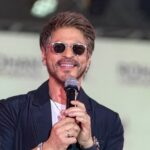 Akele mein batana chahiye tha: Shah Rukh Khan to fan after she tells him she loves him greater than her husband