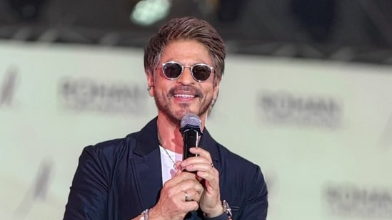 Akele mein batana chahiye tha: Shah Rukh Khan to fan after she tells him she loves him greater than her husband