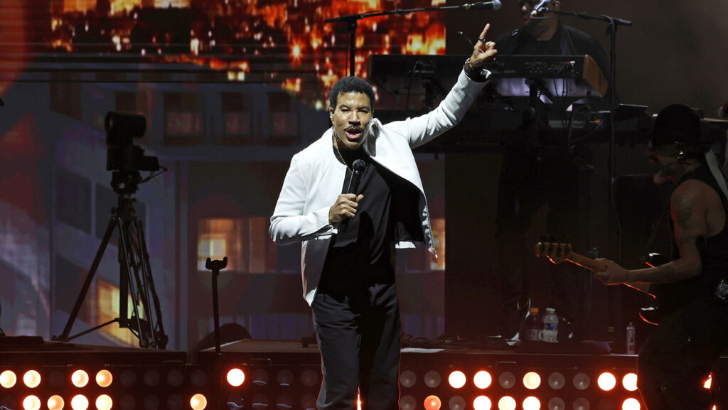 Lionel Richie Abruptly Ends Live performance After Falling In poor health On Stage