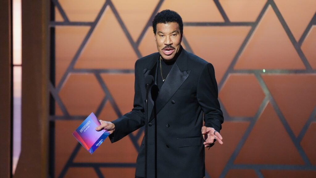 Lionel Richie postpones live performance at United Middle in Chicago following well being scare at Minnesota present