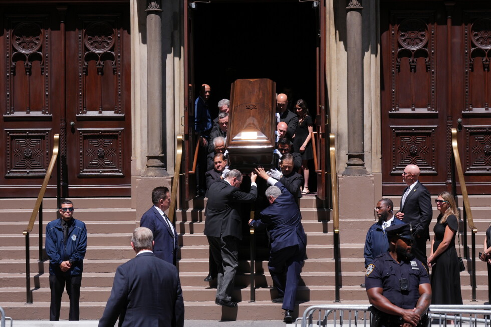 Star-maker Clive Davis honored at funeral that attracts Bruce Springsteen, Dionne Warwick and others